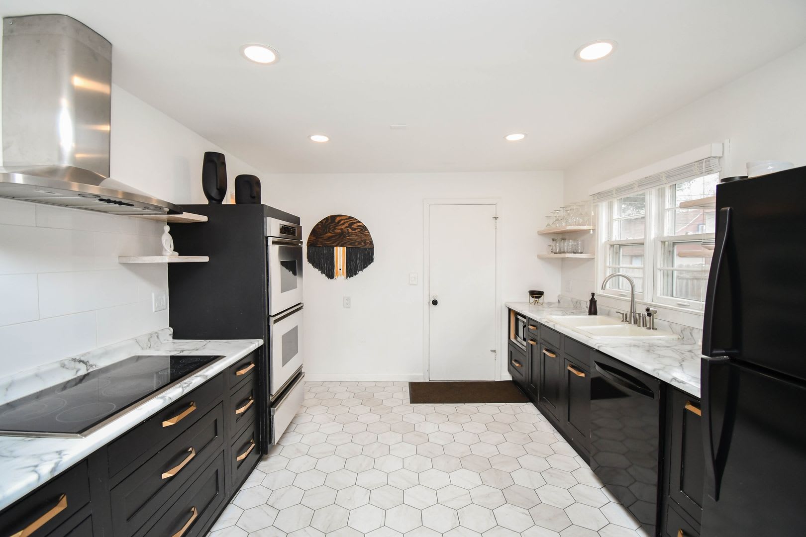 Stylish Furnished Duplex with Modern Finishes and Garage! Short-Term Available! – photo 4