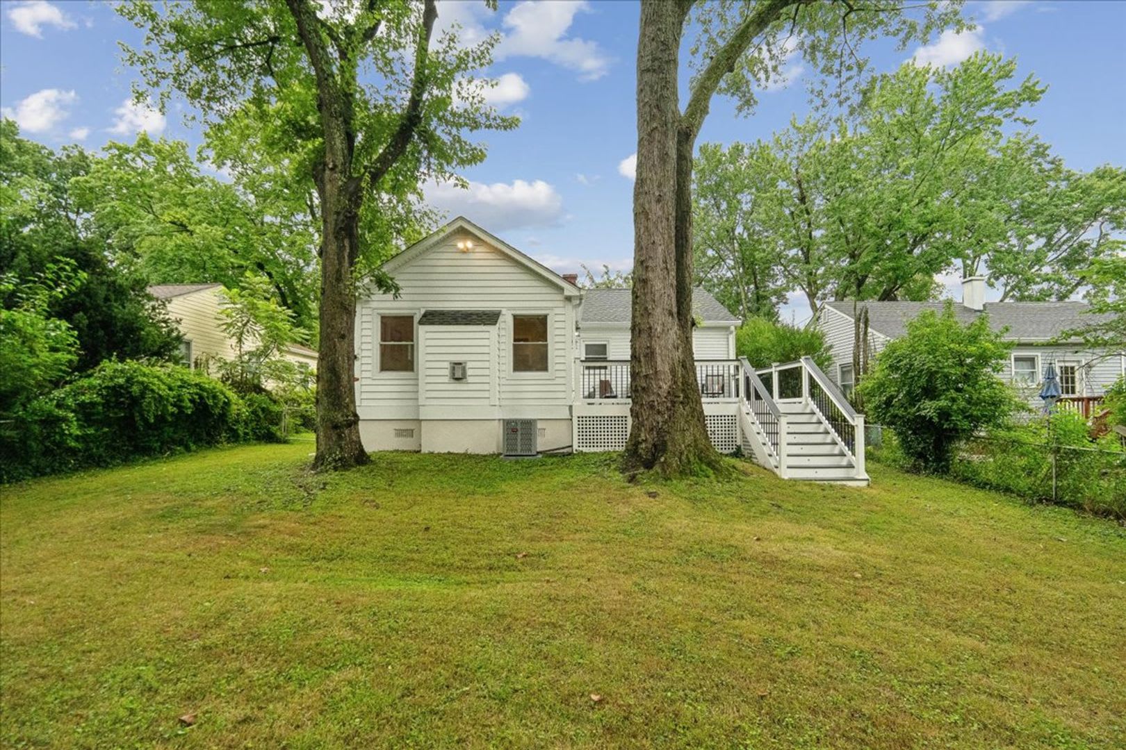 Beautifully updated 4 BE Bungalow in Kensington, awesome deck overlooking large backyard! – photo 2