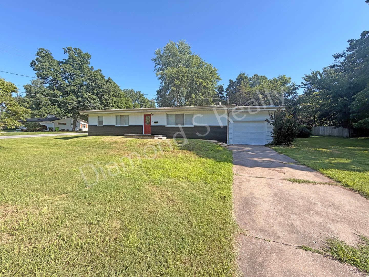 MOVE IN SPECIAL! Spacious 3 Bed, 2 Bath Home with Large Yard Available! – photo 2