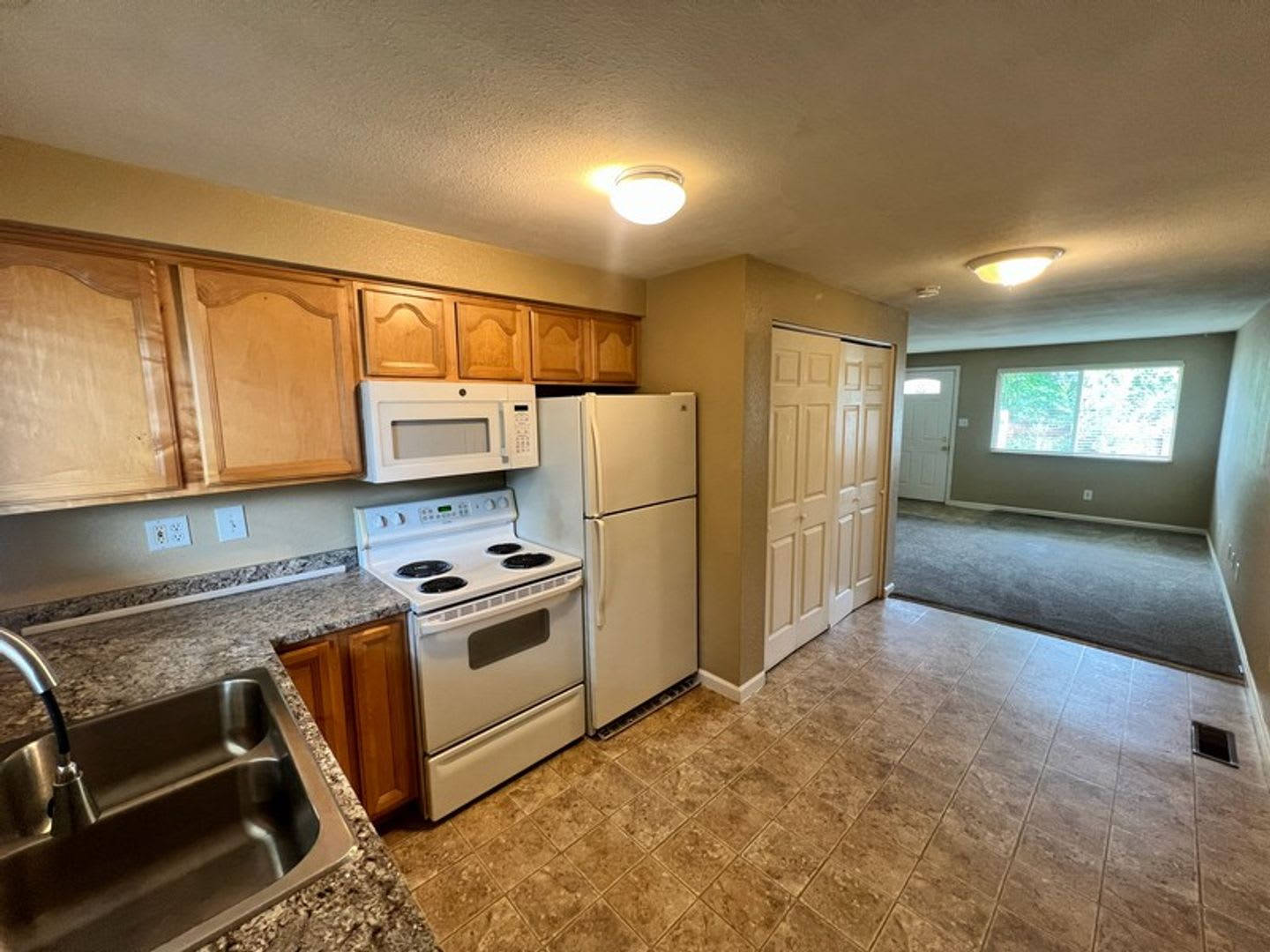 <b> Two Bedroom Duplex by Sparks High School<br><br> – photo 3