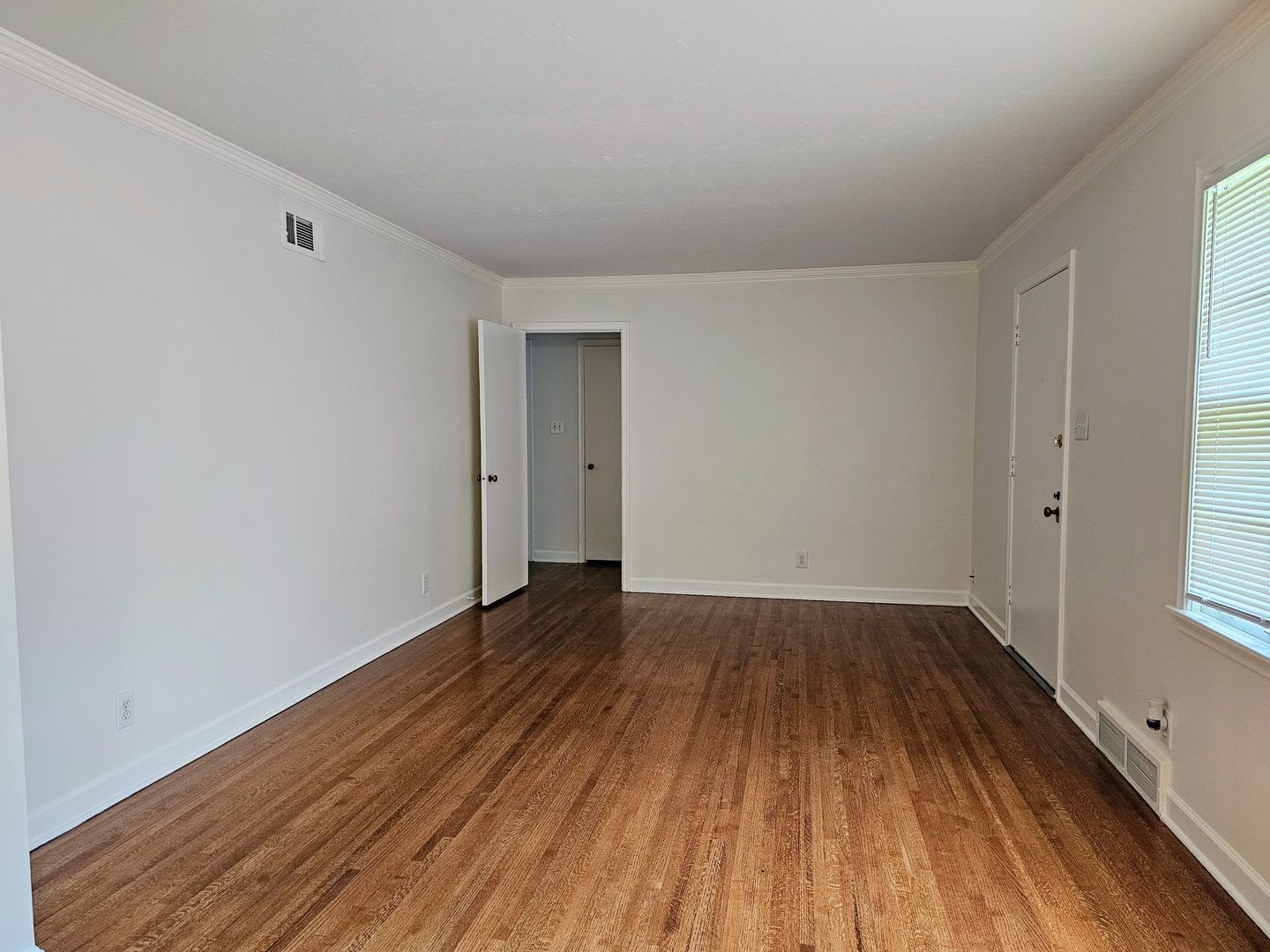 Brick Ranch Charmer With Hardwoods In Unit Laundry Fenced Yard Available Now – photo 4