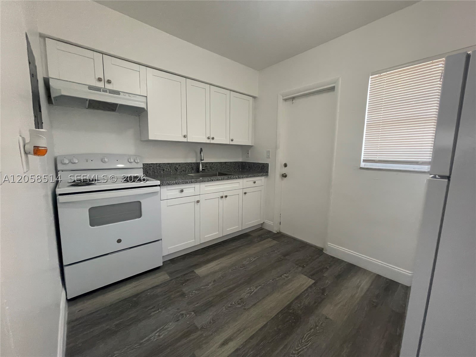 15940 NE 19th Ct – photo 1