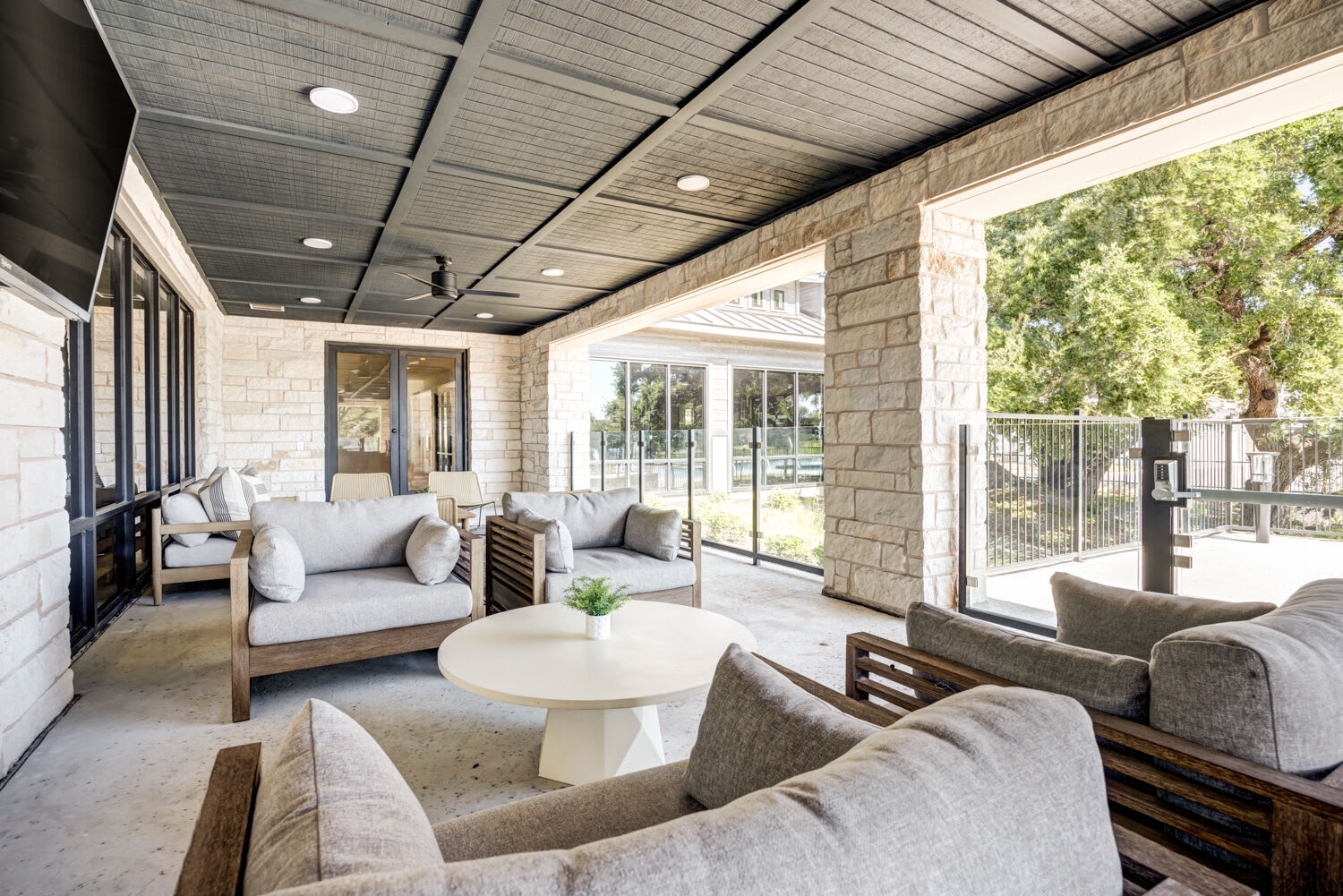 Water's Edge Apartments – photo 3