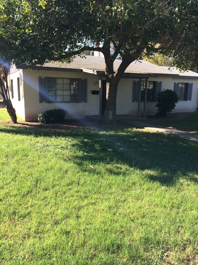 Roomy 6-Bedroom Home with Pool – photo 1