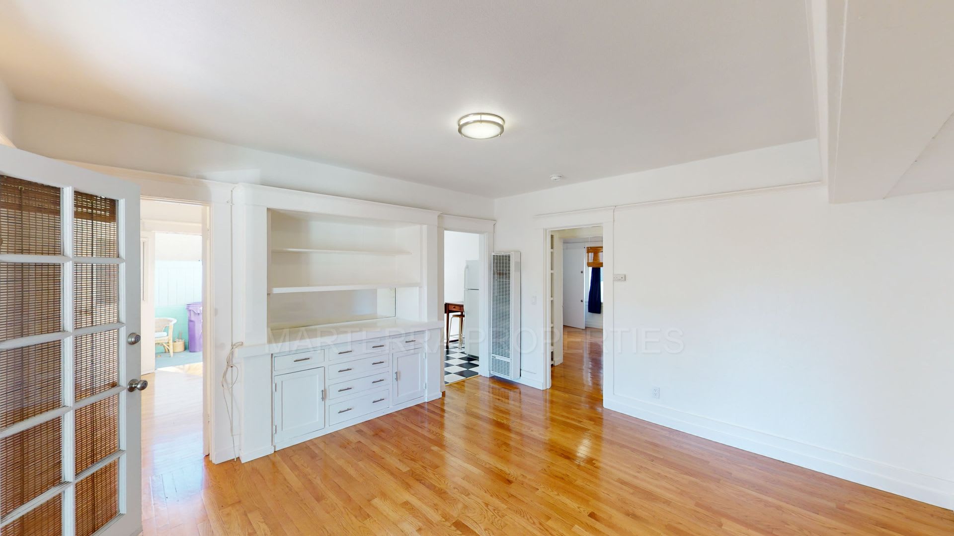 Retro Style Two Bedroom, Centrally Located – photo 4