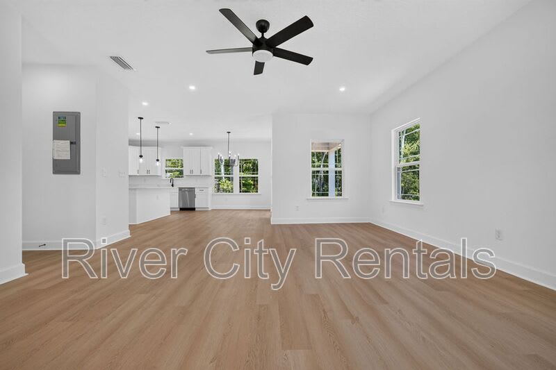 1181 Floyd St – photo 4