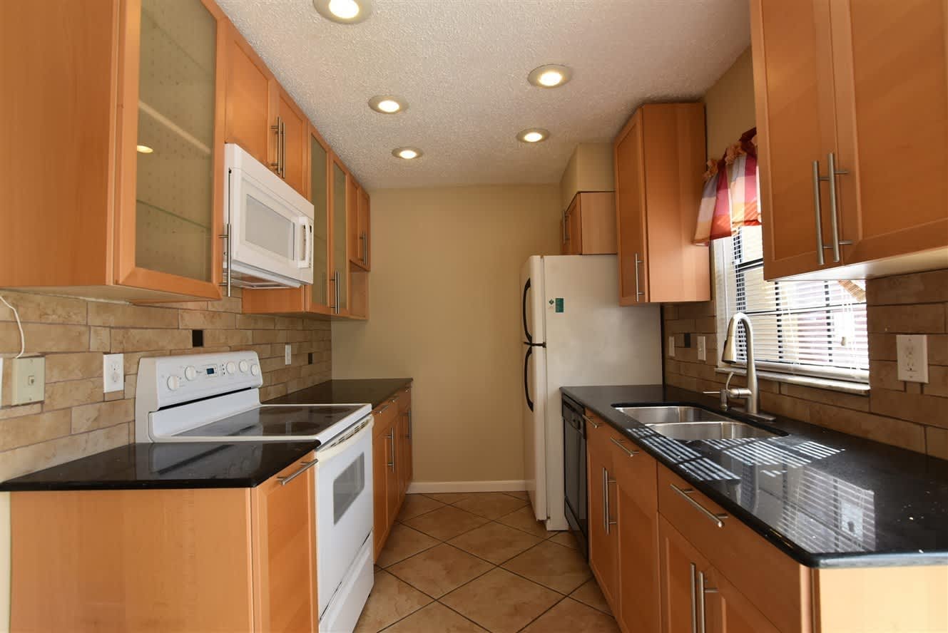2Br 2 5Ba Updated Home In Hidden Oaks Winter Park Kitchen Updated Tile Floor Downstairs Community Pool – photo 5