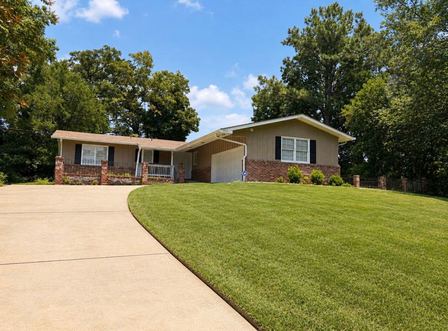 Move In Ready 4Br 3Ba Home With Spacious Layout Large Yard – photo 1