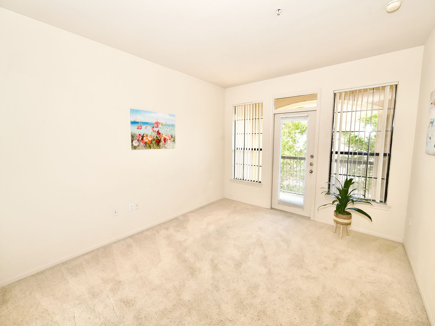 Luxury One Bedroom Condo Near Towne Center – photo 3