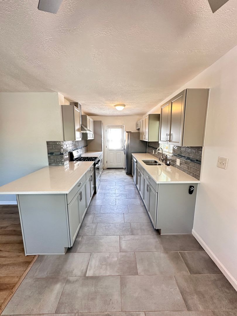 Newly Remodeled 3 Bedroom 2 Bathroom – photo 4