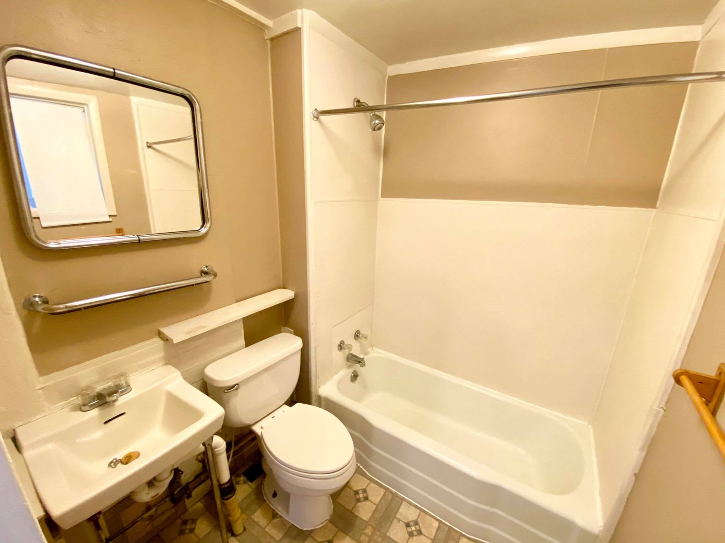 Charming 2BD/2BA Townhome in Butcher's Hill, Baltimore, MD! – photo 5