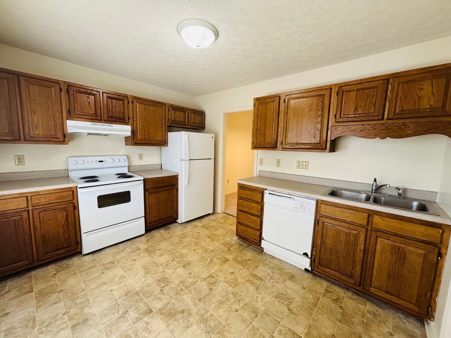 3 Bedroom, 3 Bath Townhouse – photo 2