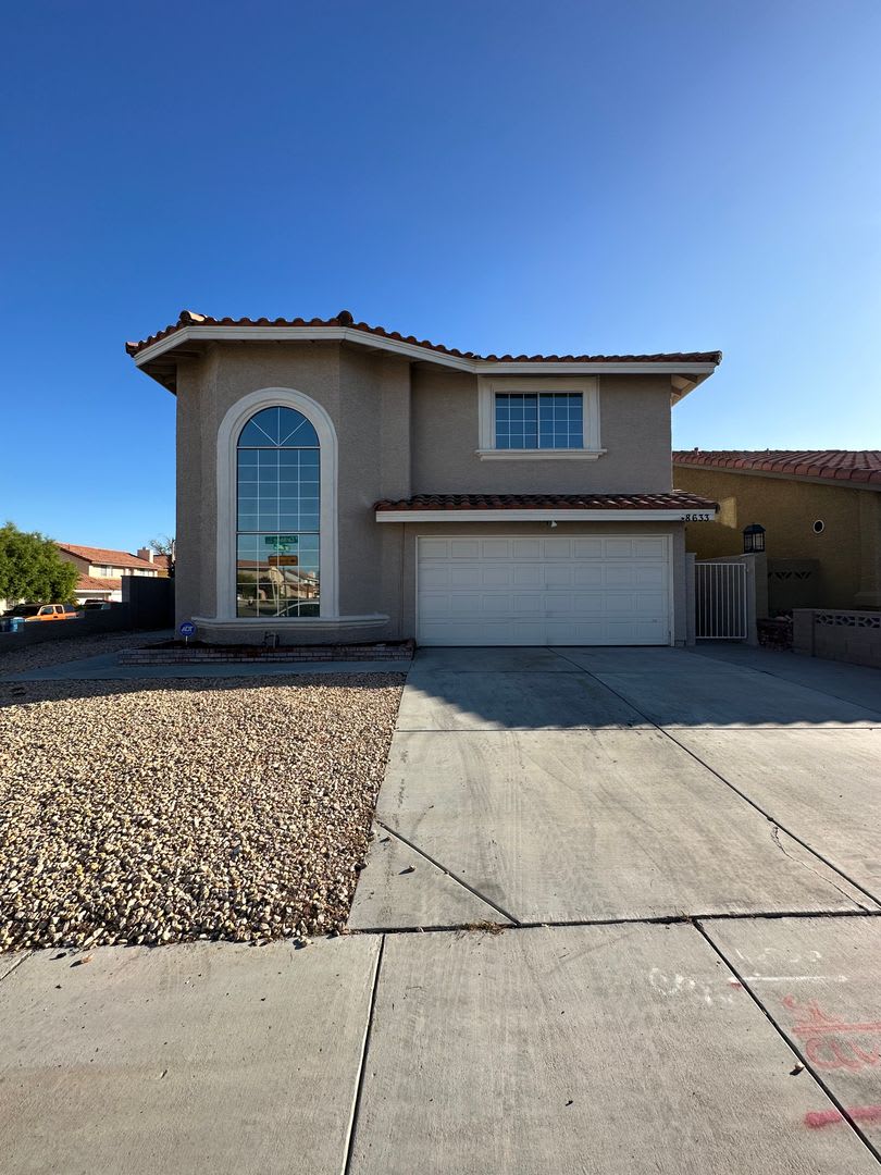 Must see 4 bedroom home in the Lakes! – photo 2