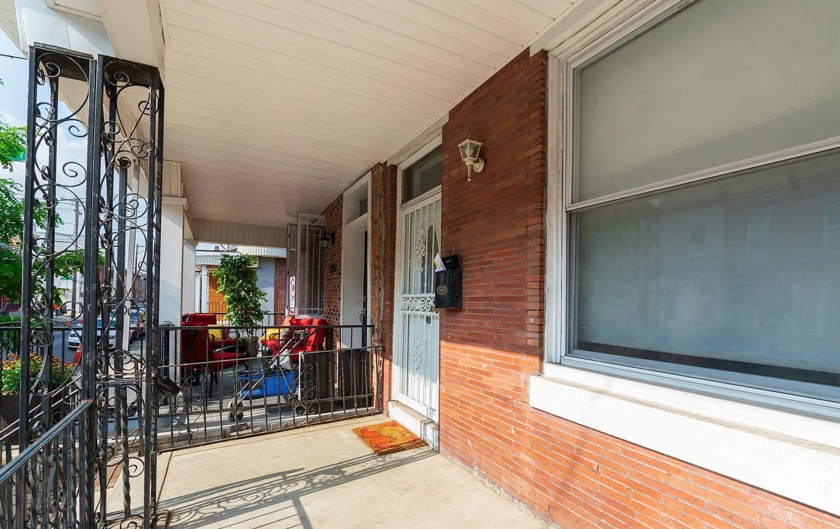 Charming 3-Bed/1.5-Bath Townhome in Point Breeze! Available Early October! – photo 3