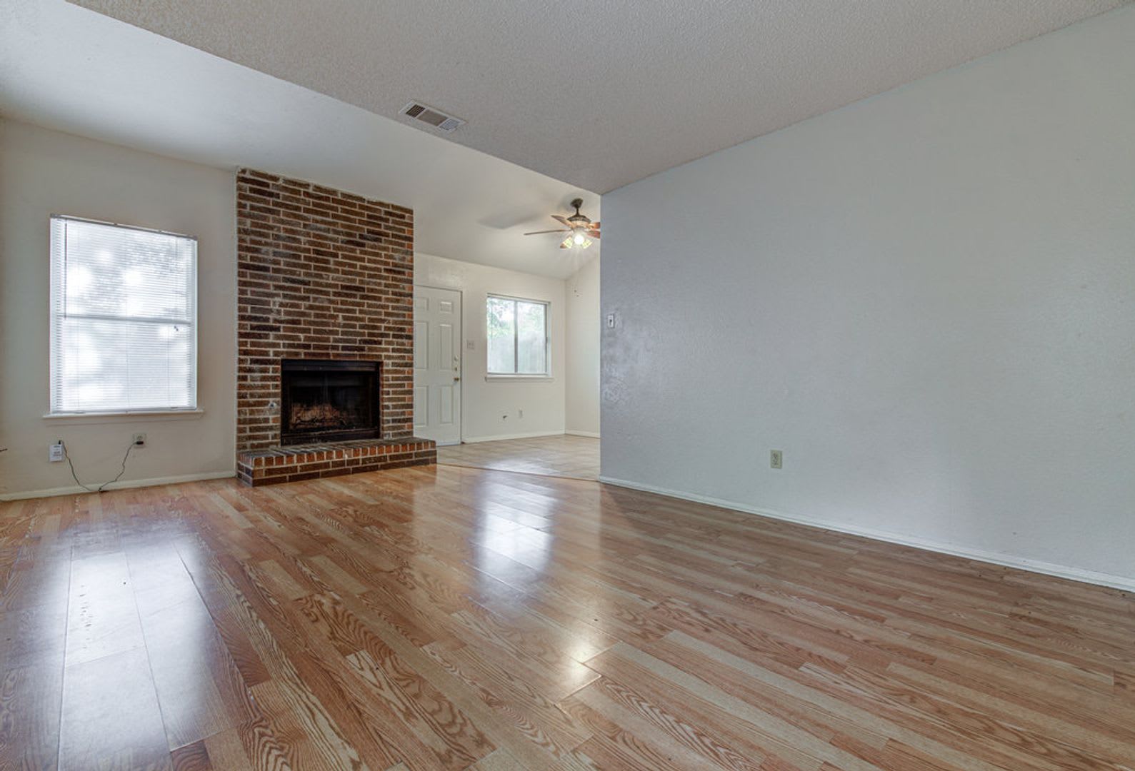 **TWO WEEKS FREE RENT** Charming 2-Bed, 1.5-Bath Duplex in South Austin! – photo 5