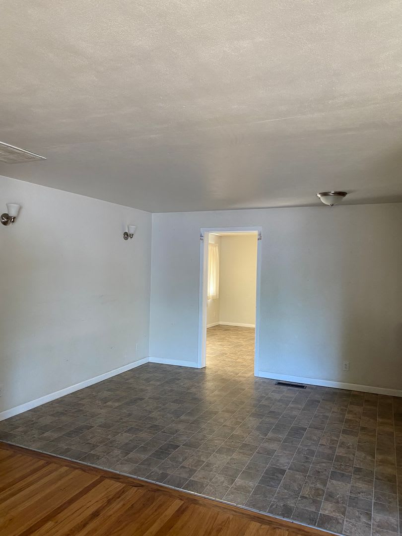 Charming 5 Bedroom / 2 Bathroom Home – photo 4
