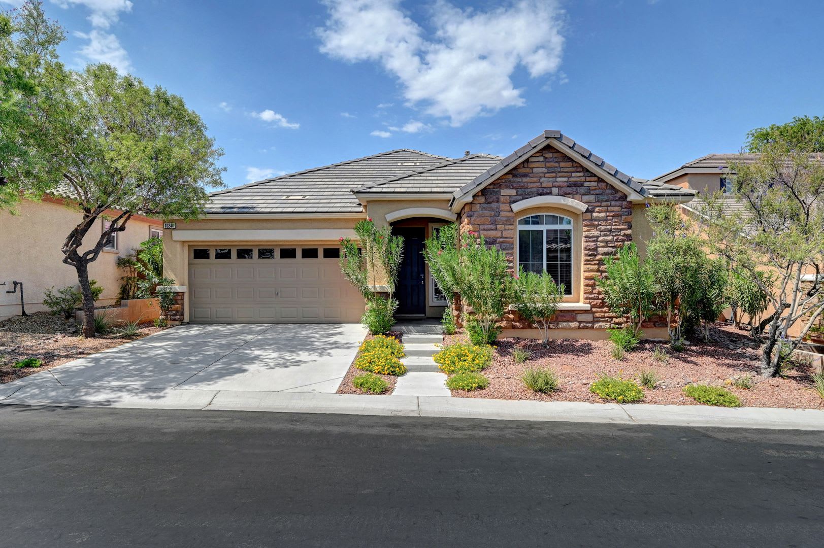 Single Story Home in Gated Community with Providence Las Vegas – photo 2