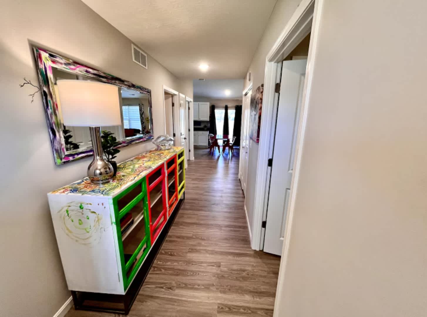 Vibrant 4 Bedroom Getaway With Hot Tub – photo 2