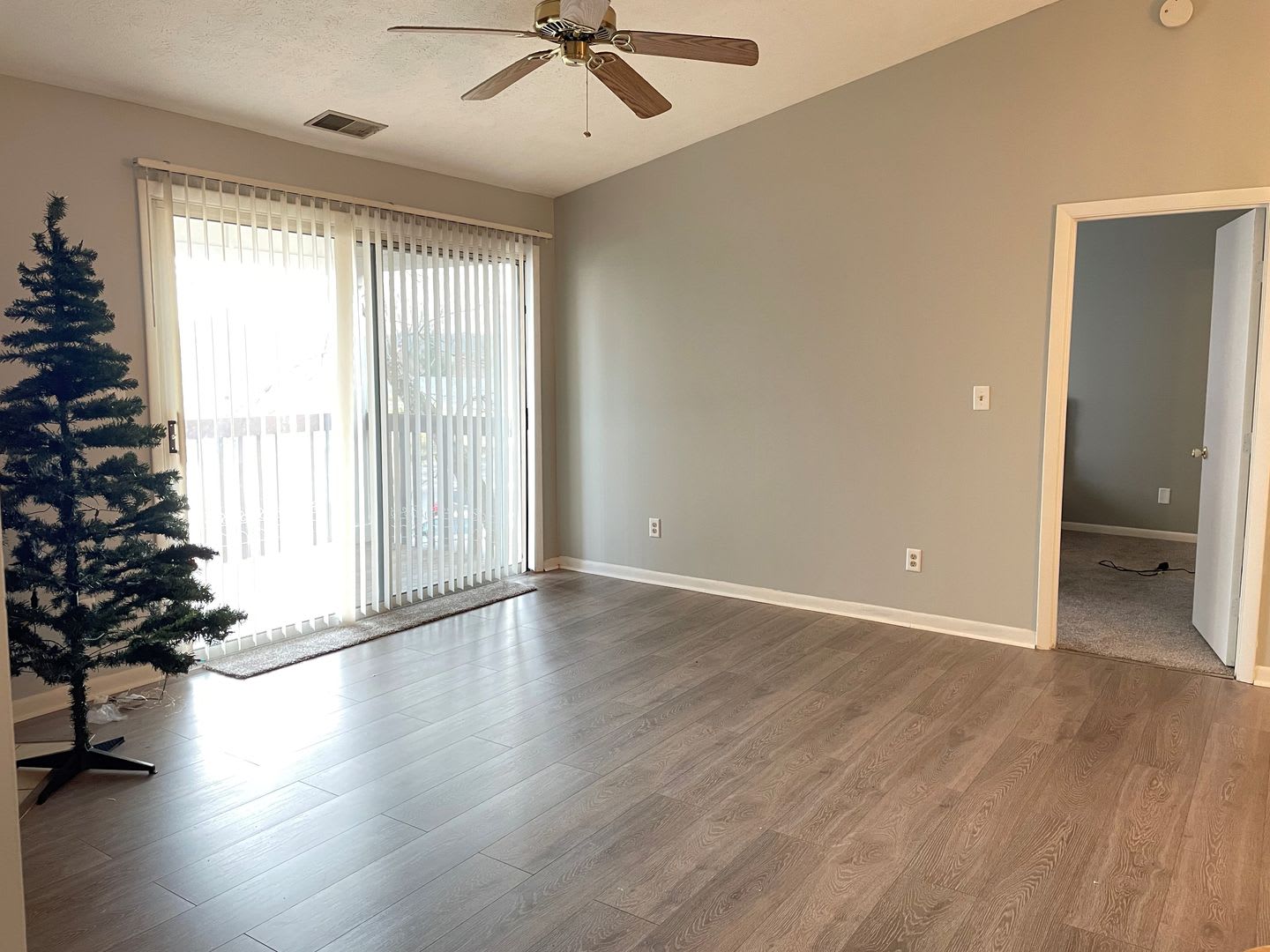 Well-Maintained 2-Bedroom Top-Floor Condo in Centerville – photo 2