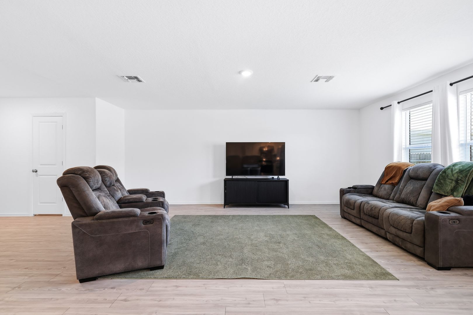 Open Concept Home with Loft & Two Patios – photo 4