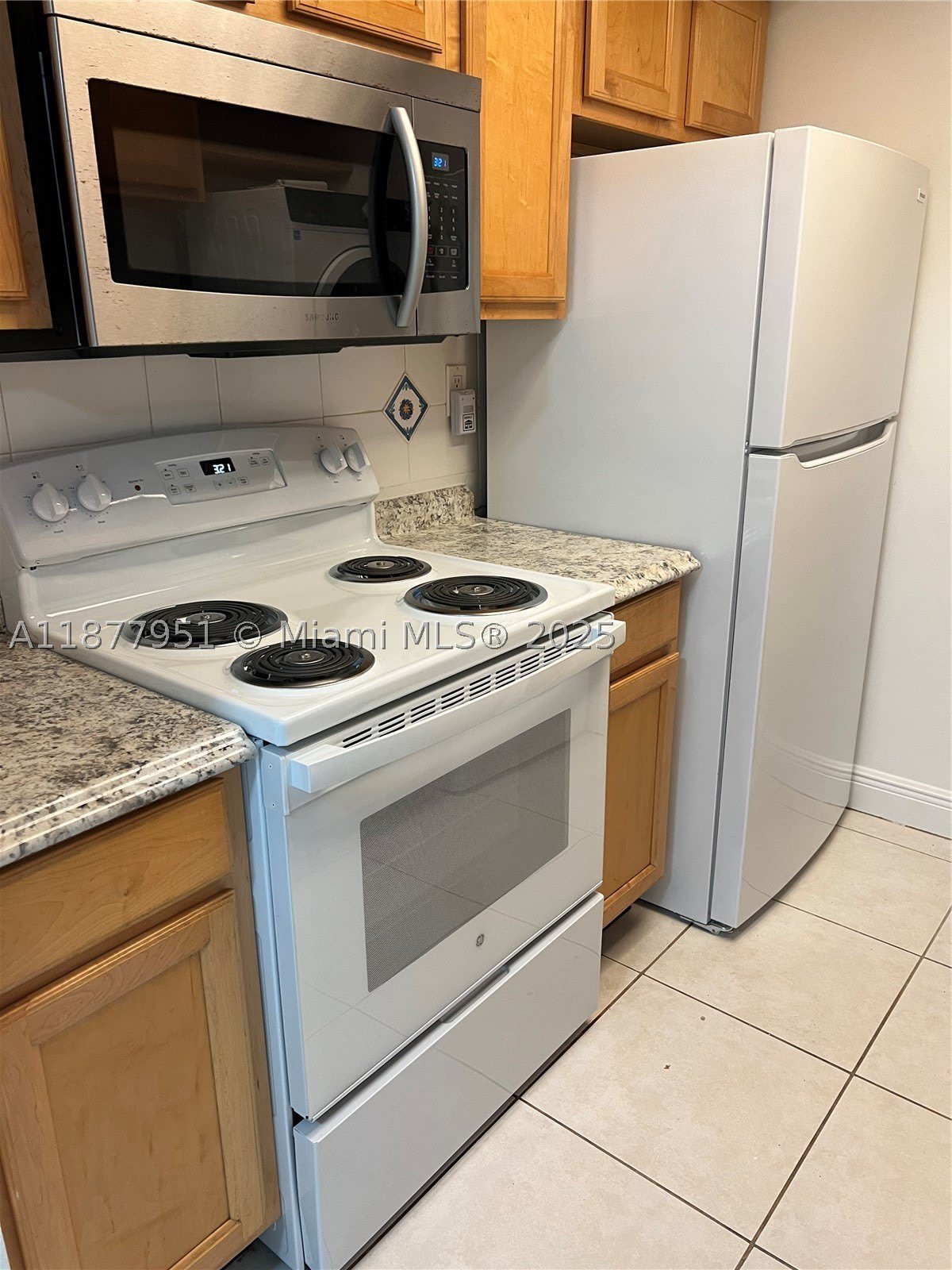 9472 SW 77th Ave – photo 3