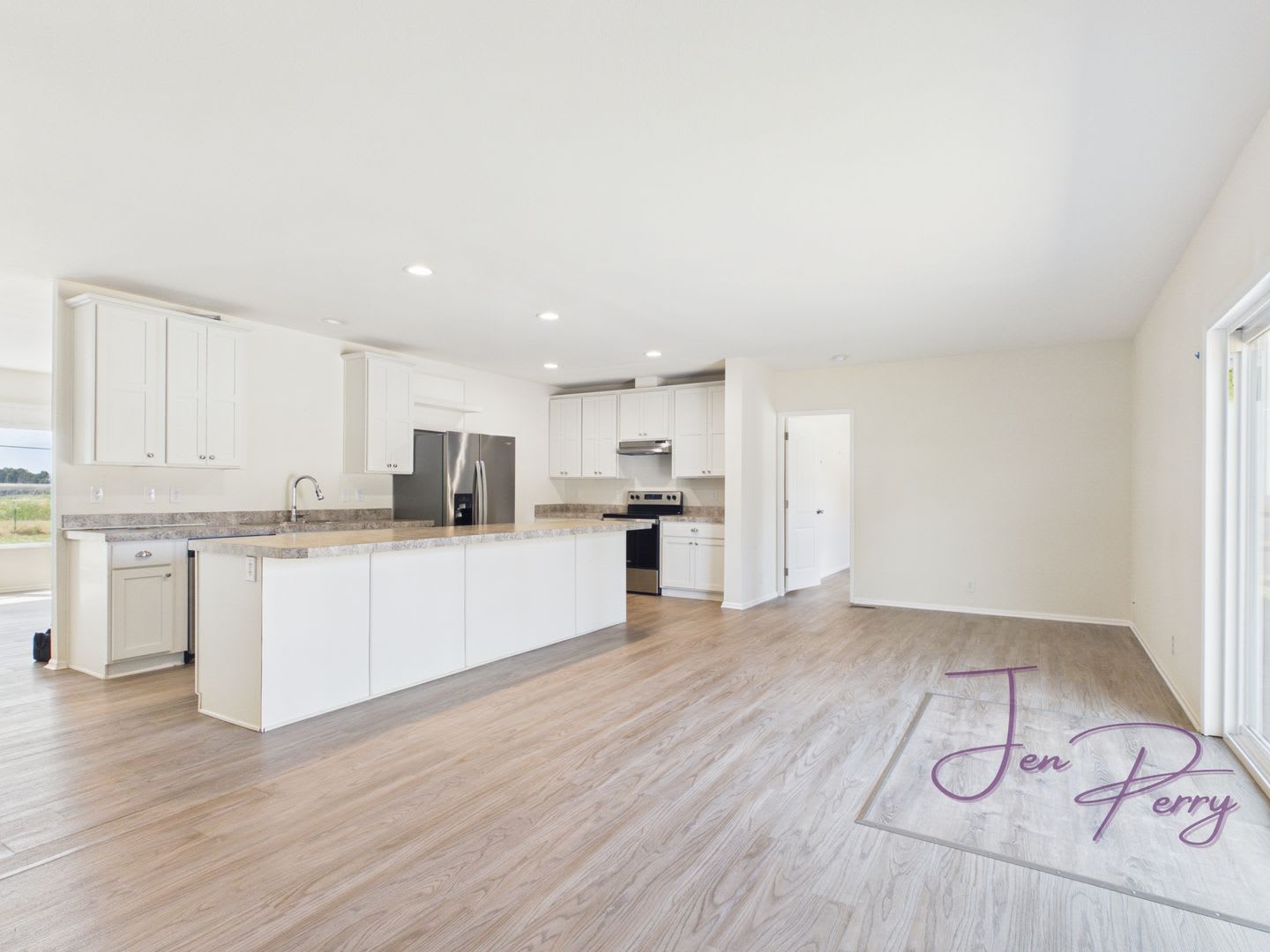 Large Spacious 5 Bedroom House With Fenced Yard – photo 4