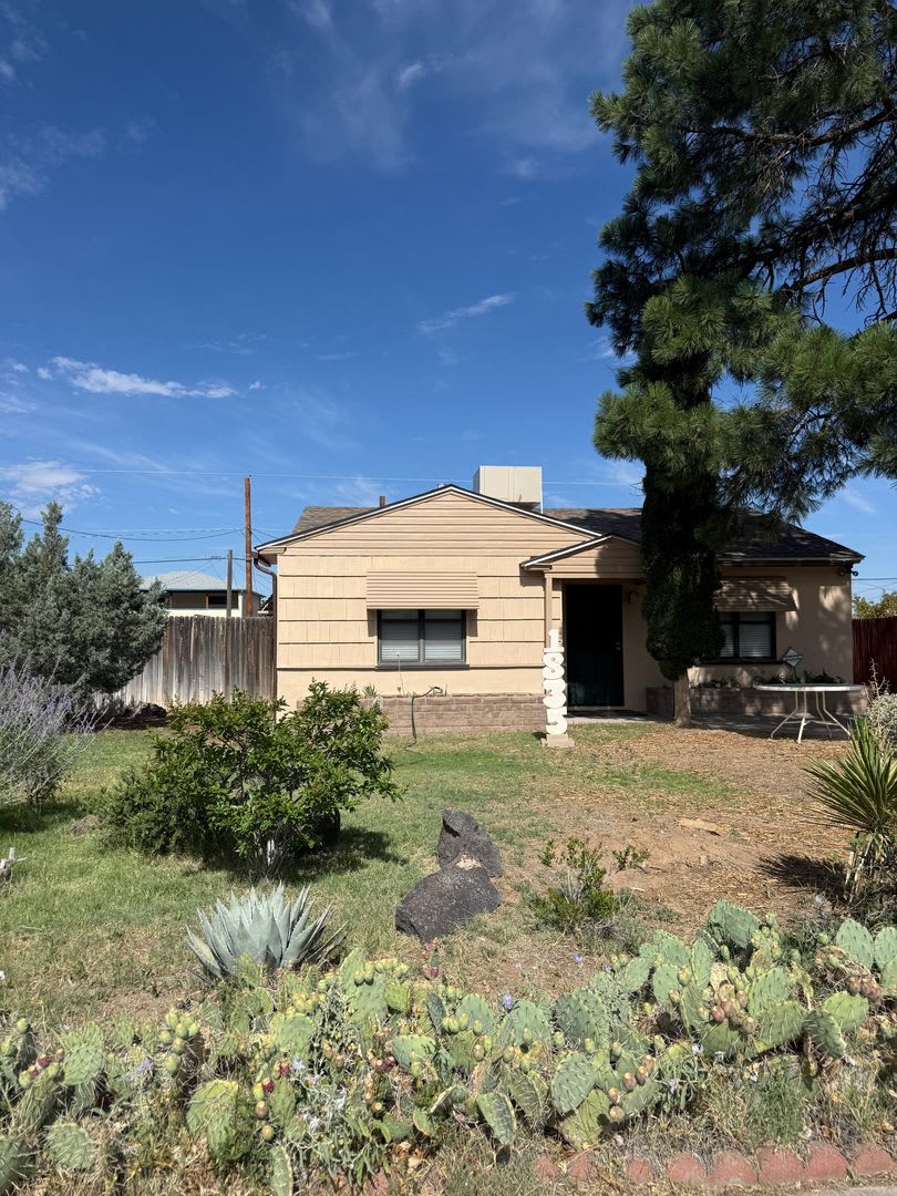 Beautifully cared for 2 bed 1 bath home located in NE Heights in Albuquerque. – photo 1