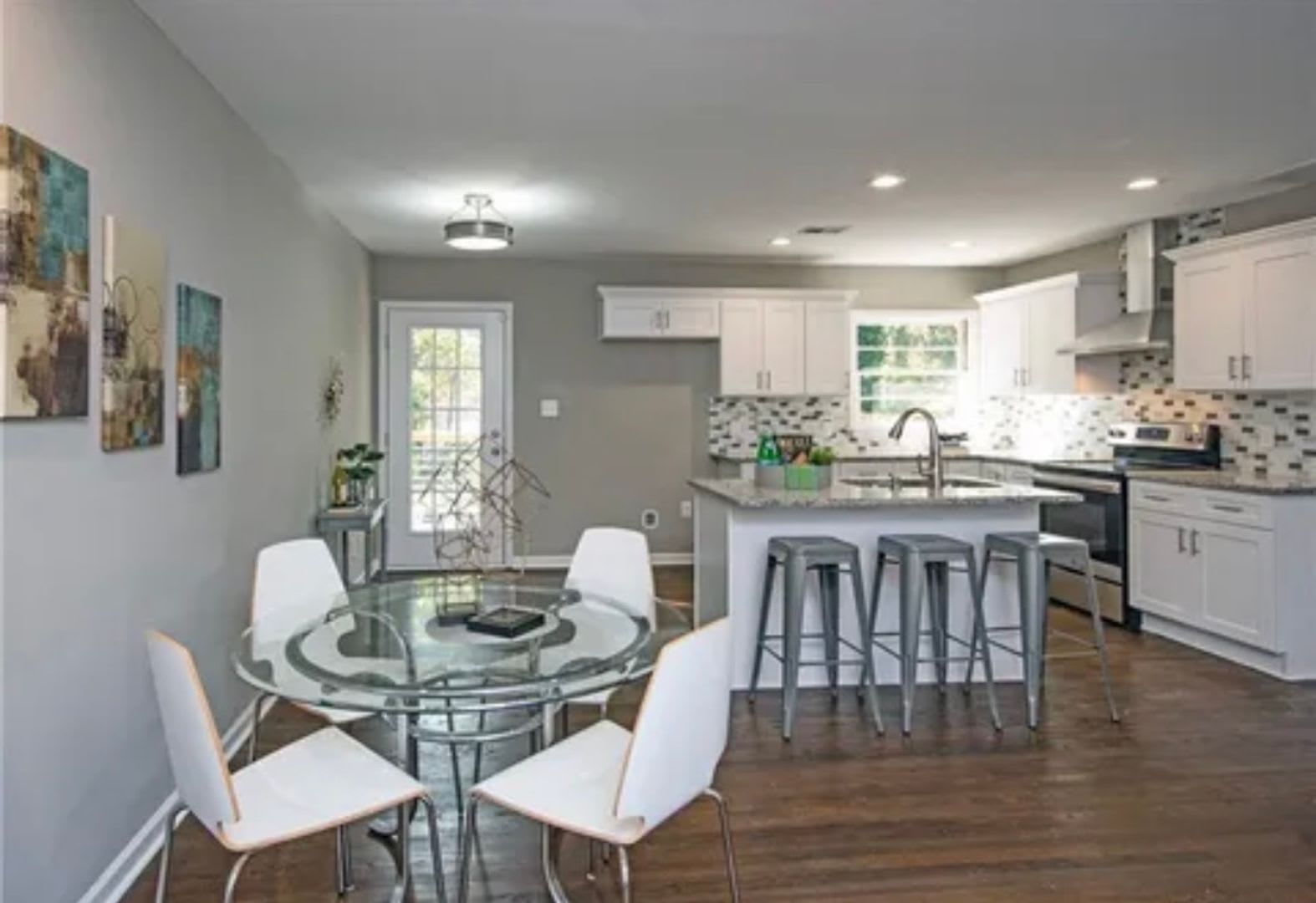 Beautifully renovated 3/2 home in Belvedere Park – photo 4