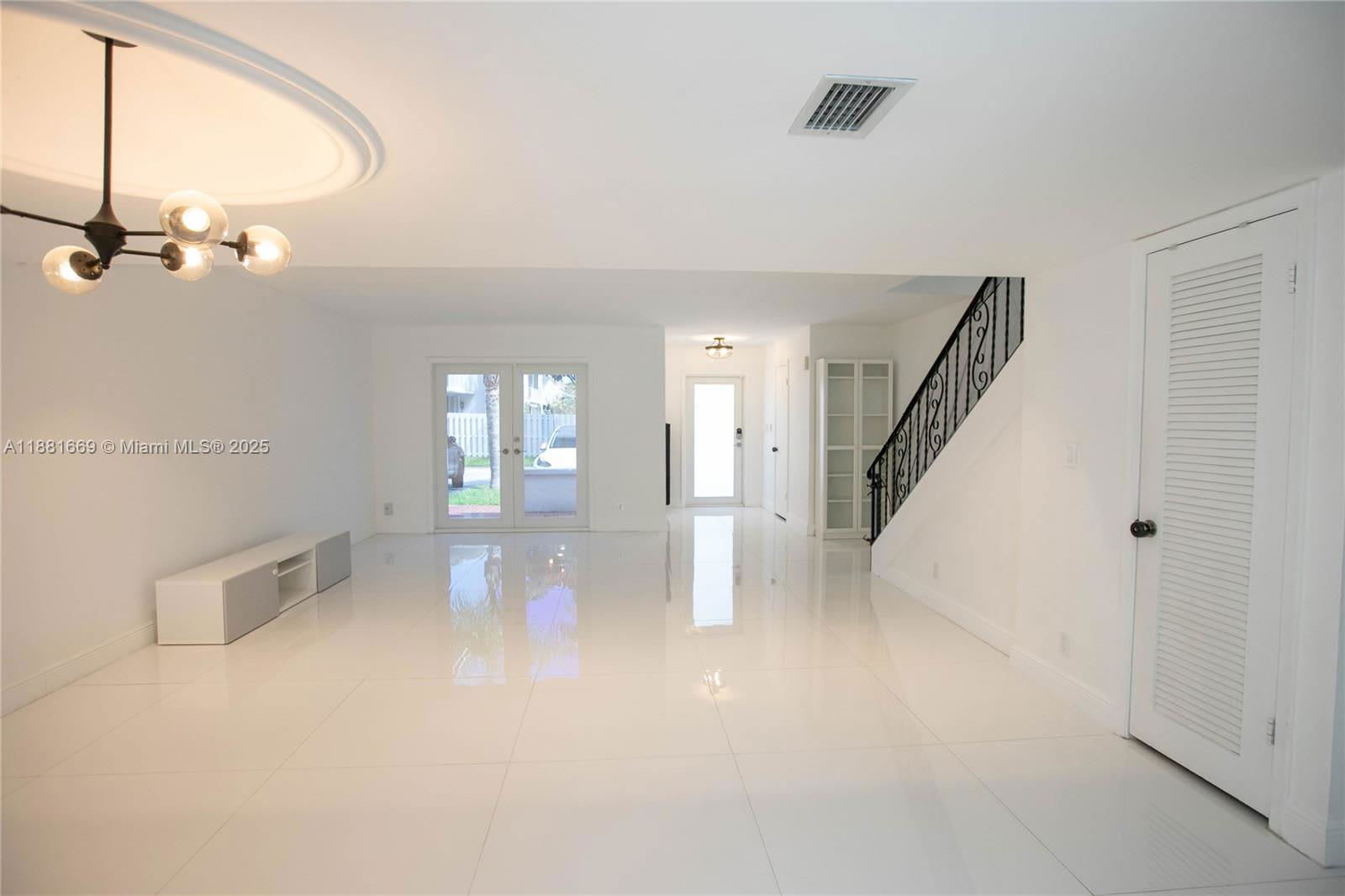 2714 Northeast 8th Street – photo 4