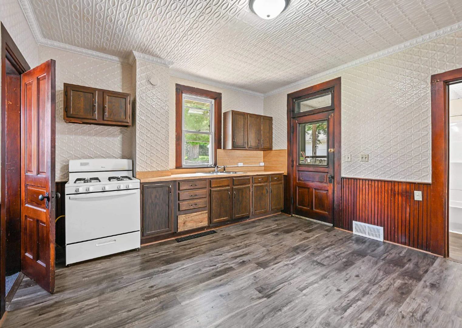 4 bedroom 2 bathroom unit that is fully renovated. – photo 3