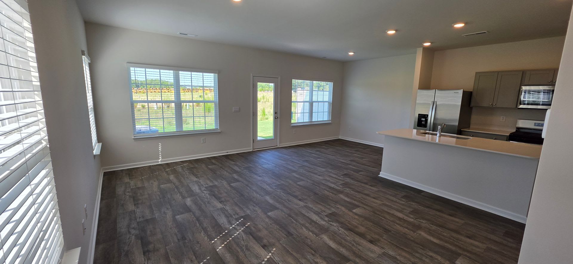 Beautiful New End-Unit 4BR Townhome for Military Tenant – photo 3