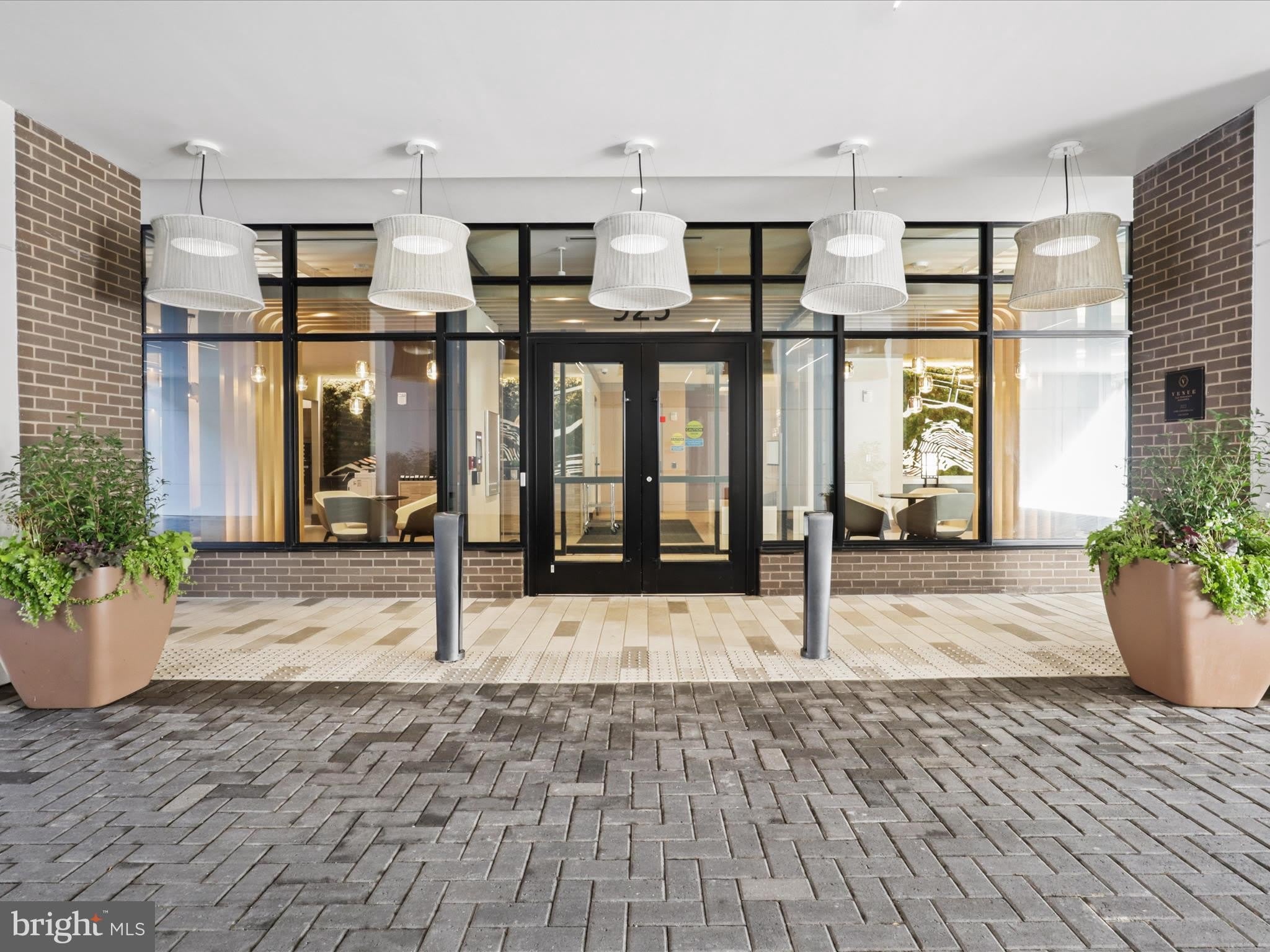 925 N FAIRFAX Street – photo 1