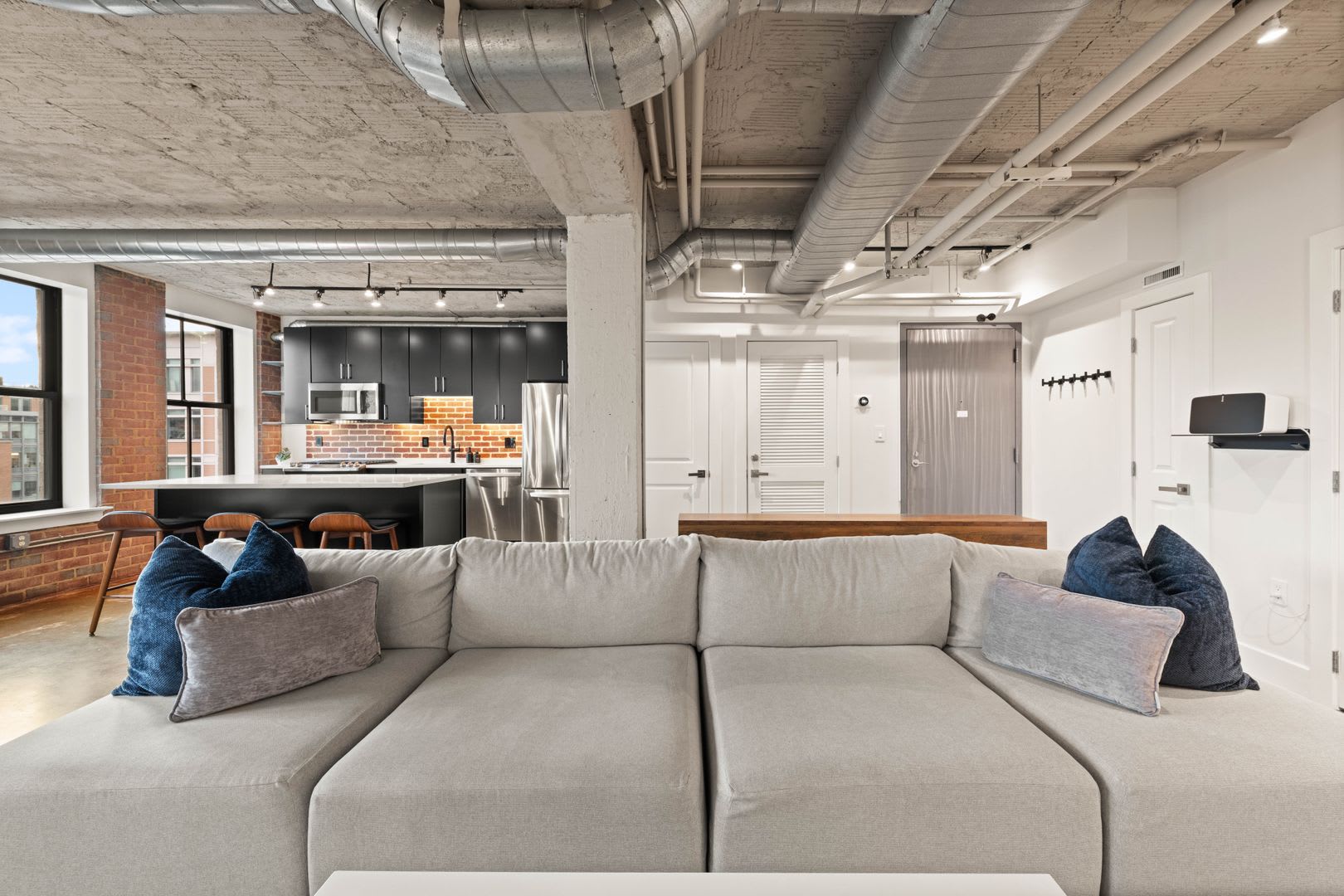 Fully Furnished Designer Loft with Parking & Monument Views! – photo 4