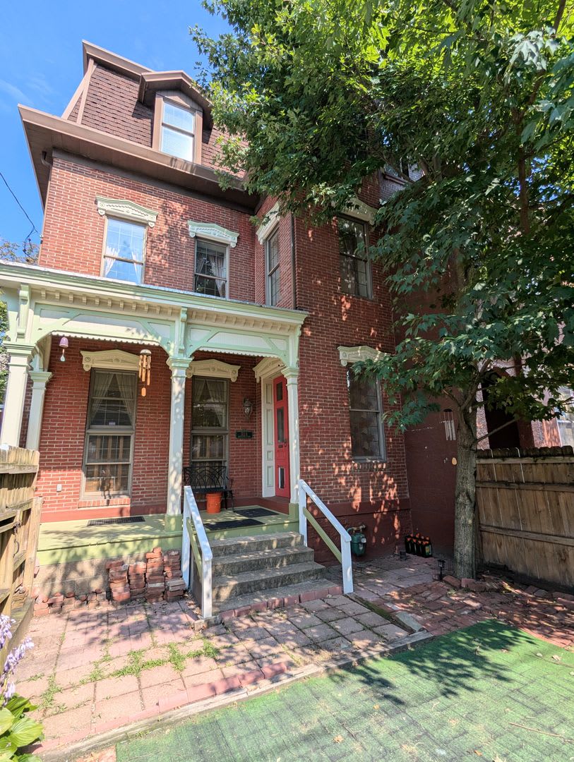 Unique 3 Bedroom, 2.5 Bathroom Single Family Home (Shadyside) – photo 1