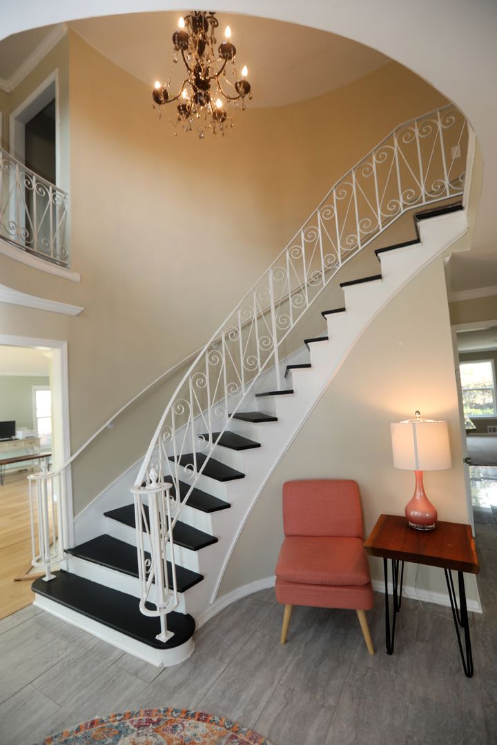 This Distinguished Five Bedroom Three Bathroom Residence Offers An Exceptional Combination Of Refined Living Spaces And Versatile Functionality – photo 2