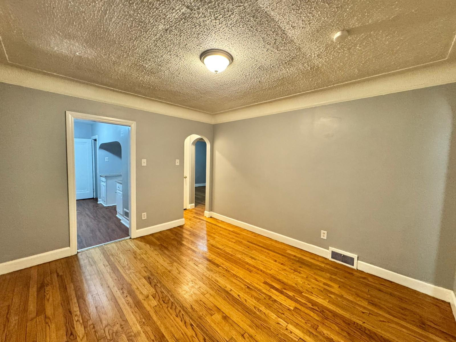 9131 Manor – photo 3