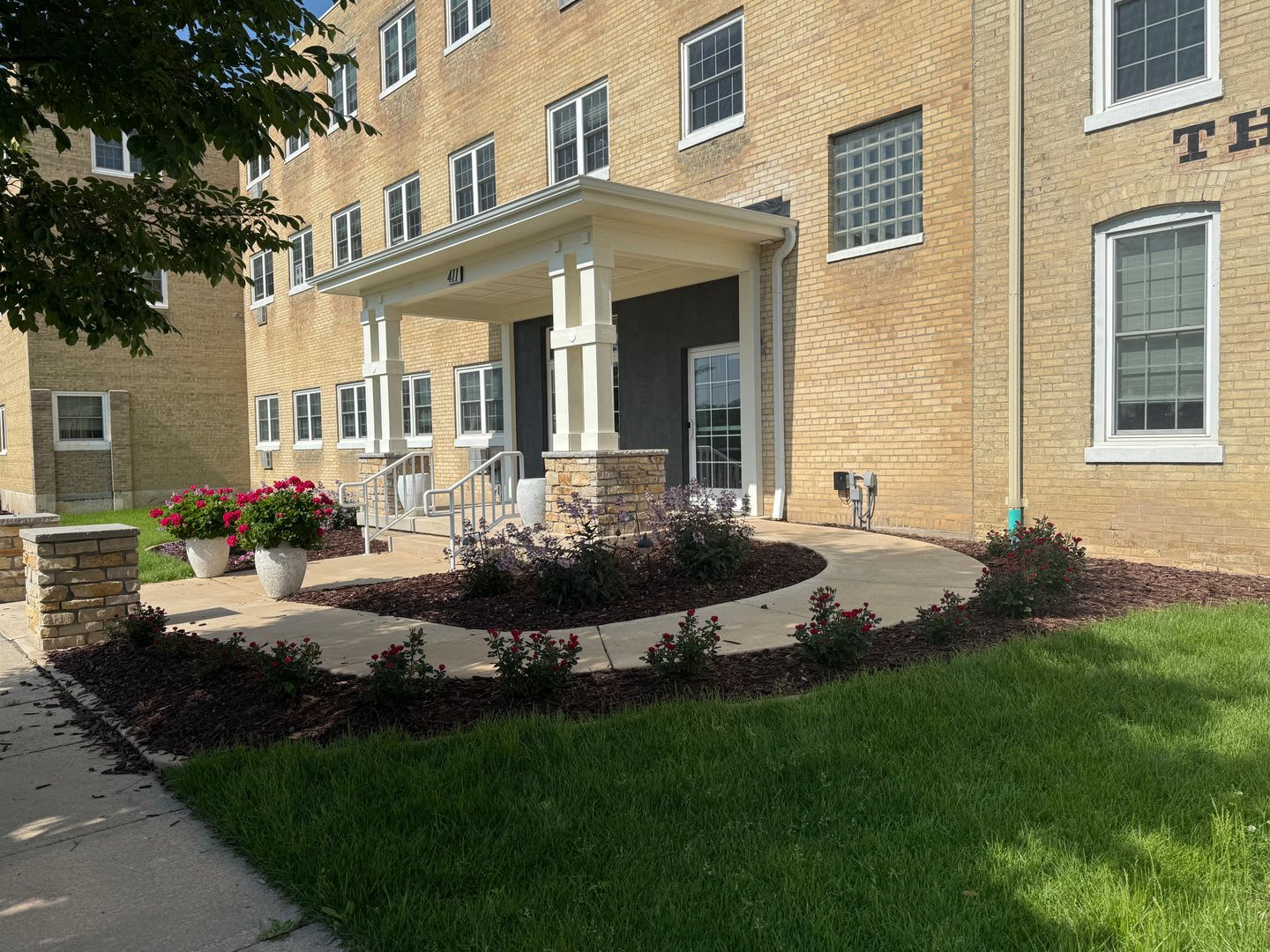 Riverfront Apartments – photo 2