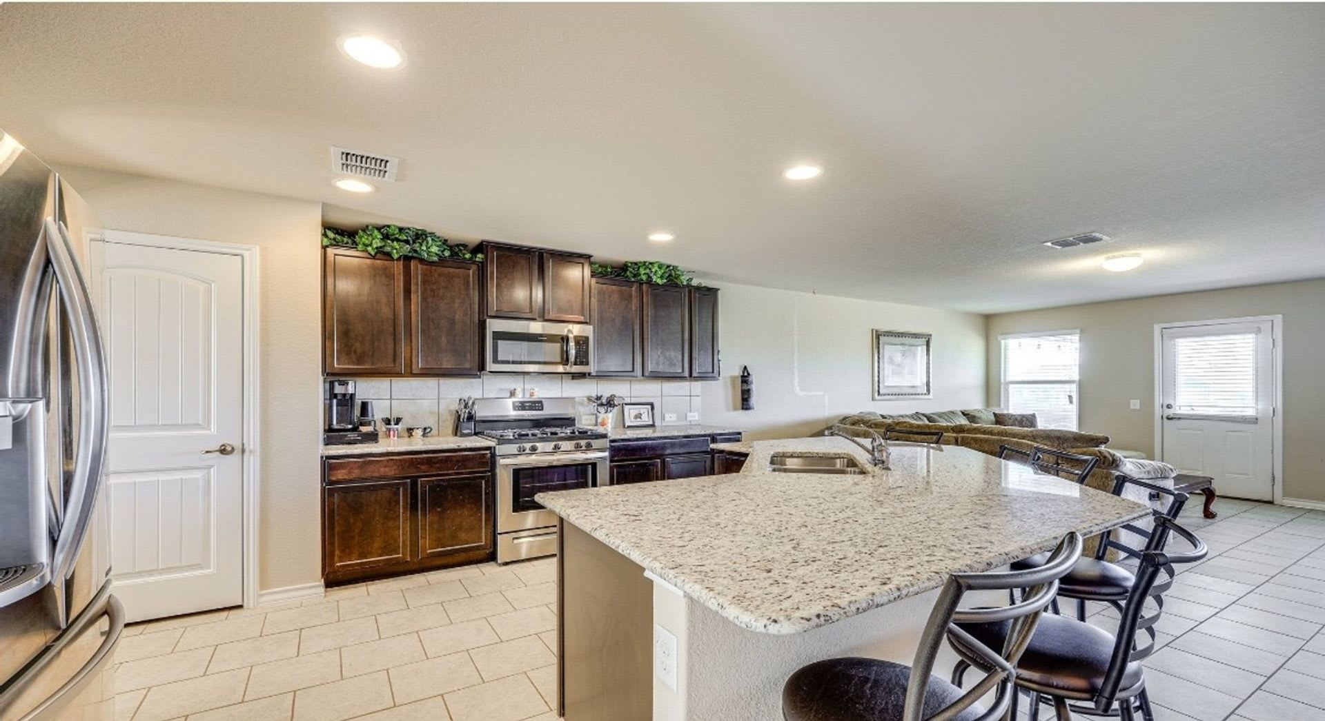 5 Bedroom Single Family Home In San Antonio – photo 3