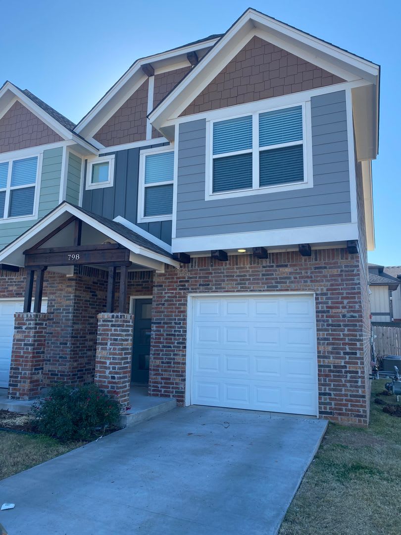 1 2 Off 1St Month 3 Bedroom 2 5 Bathroom 1 Car Garage Fenced Backyard – photo 1