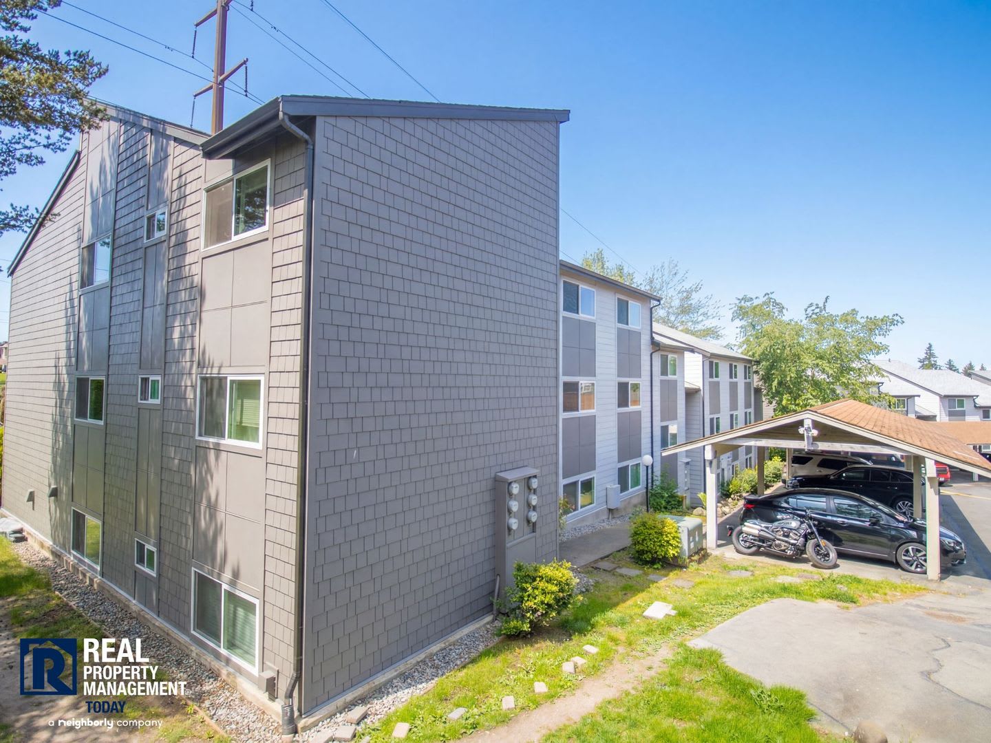 Renton Condo With Private Patio Pool Covered Parking – photo 2