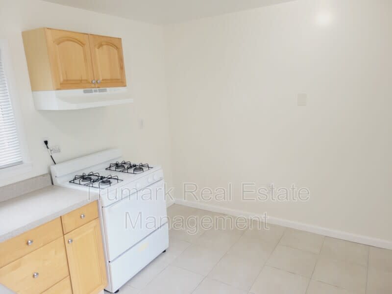 927 E Lexington Dr. – photo 3