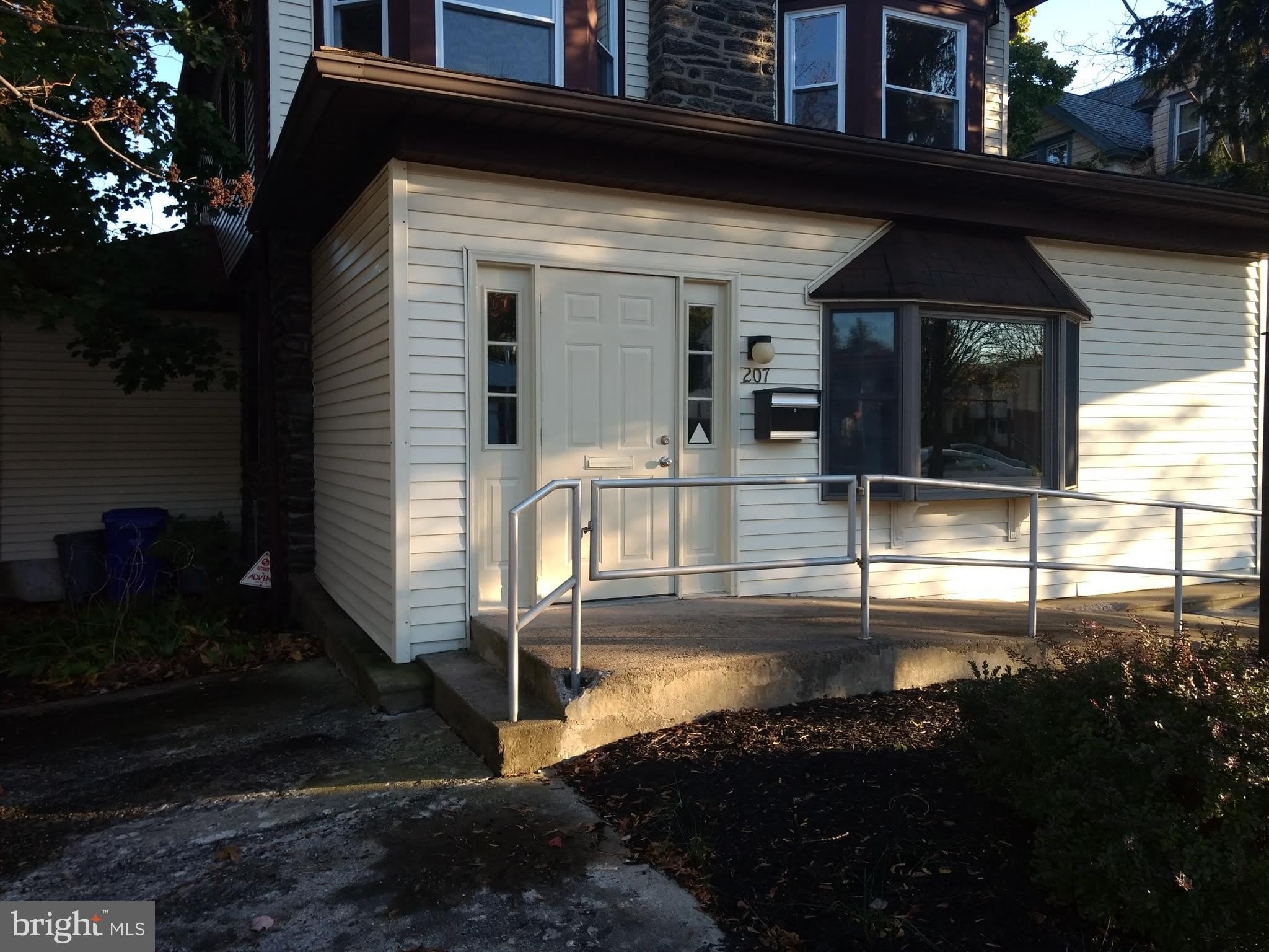 207 S EASTON Road – photo 1