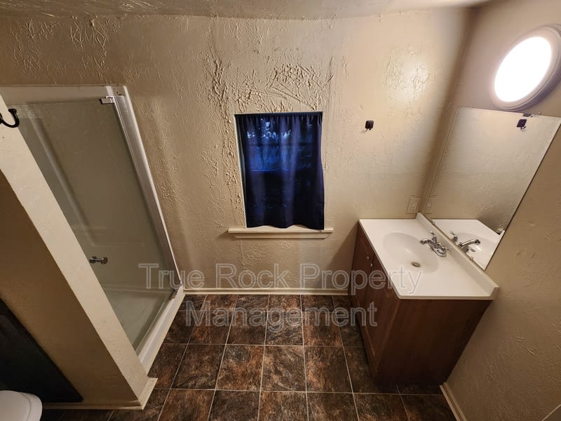 700 1/2 W 16th Street (BILLS PAID- not including tv or wifi) – photo 3