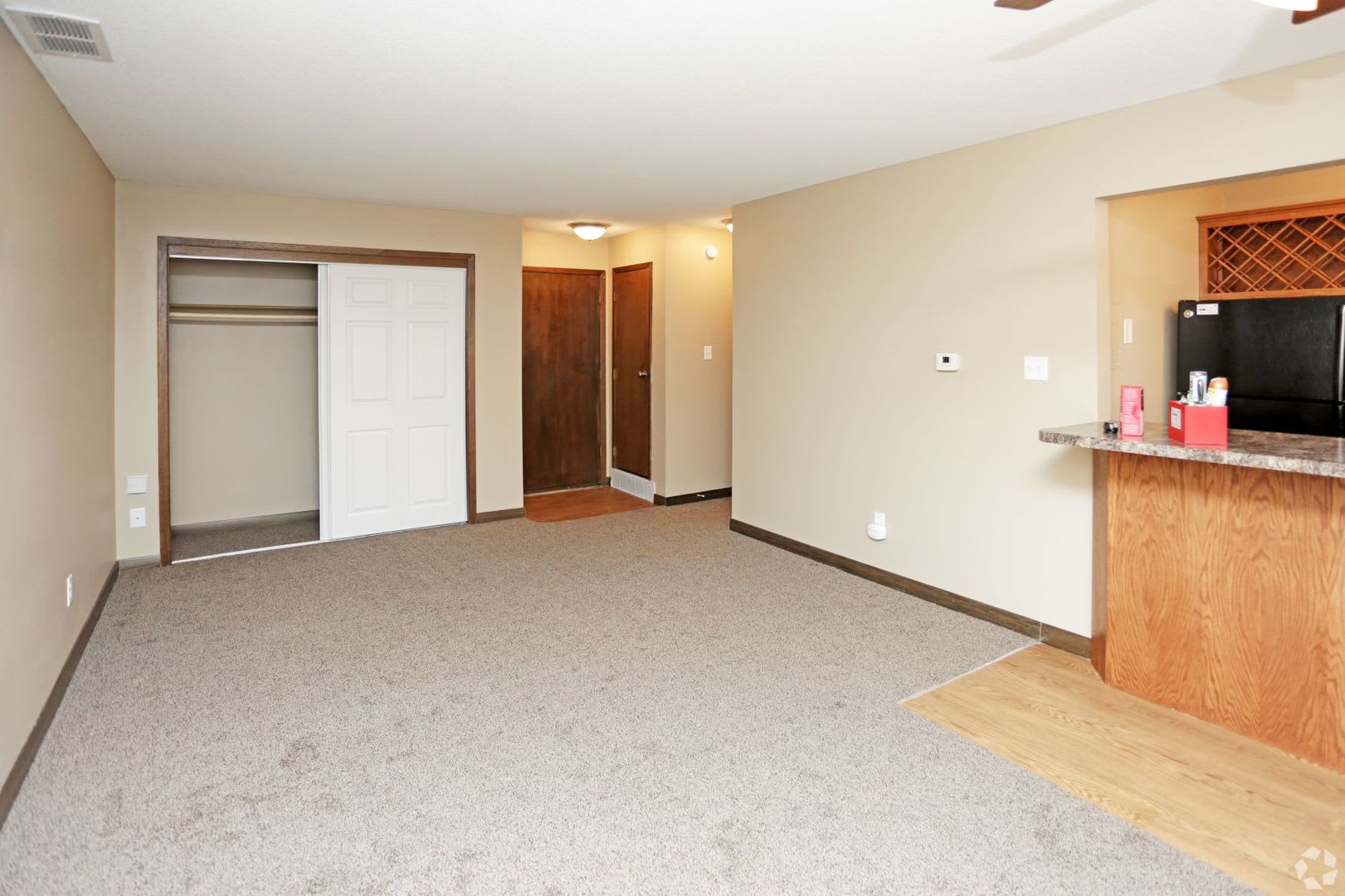 Large 1 2 Bedrooms Available Pet Friendly – photo 4