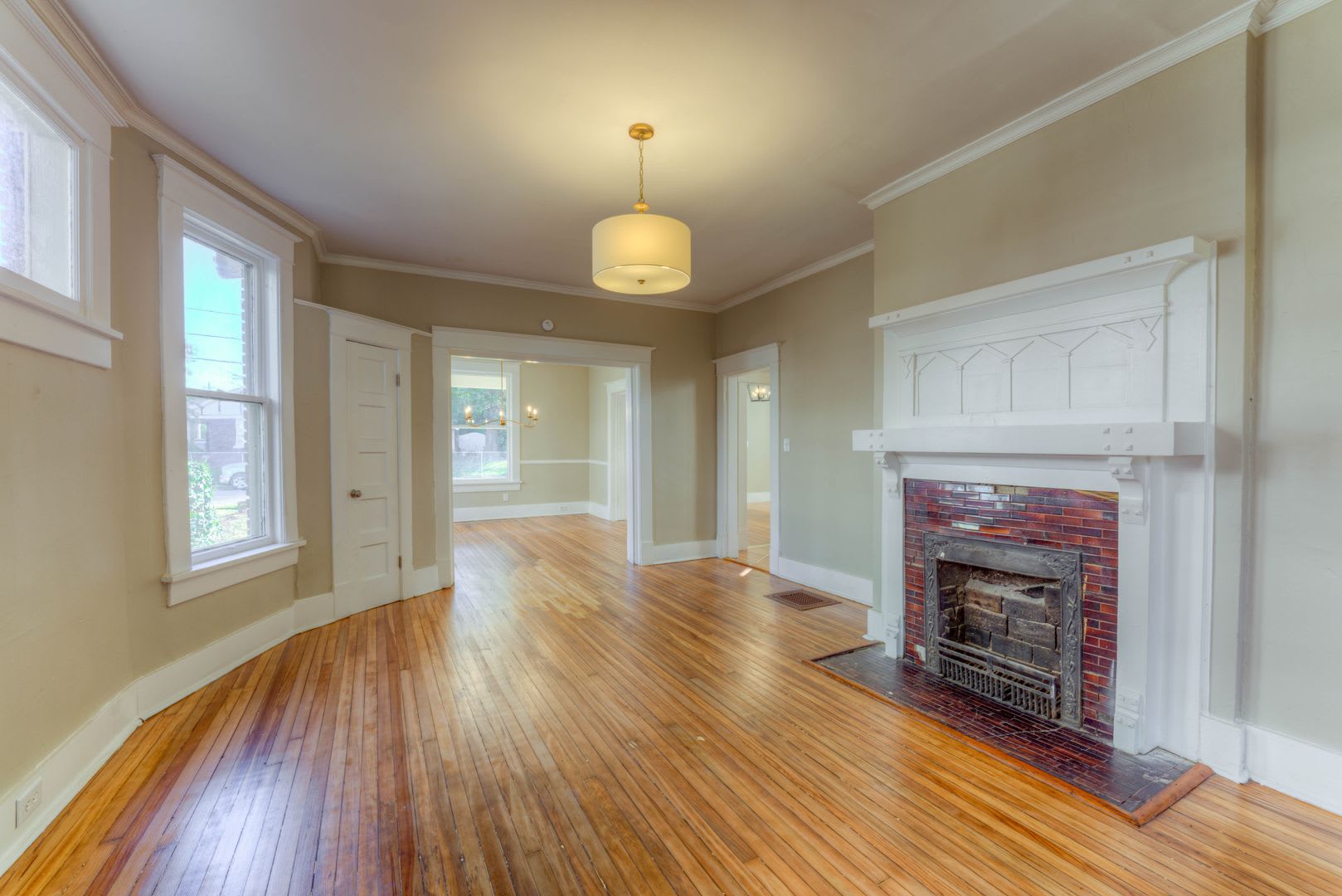 Beautiful 4 Bedroom Home With Hardwood Floors Modern Kitchen – photo 3