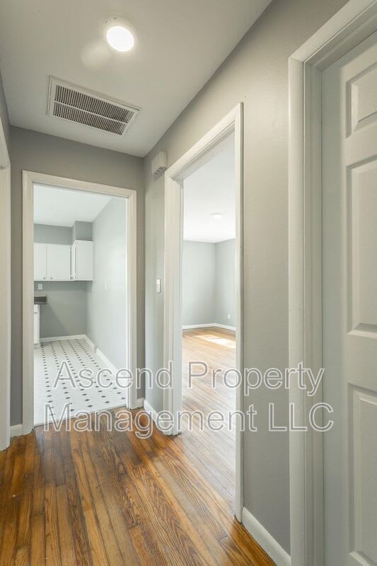 1113 Jarvis Ave – photo 4