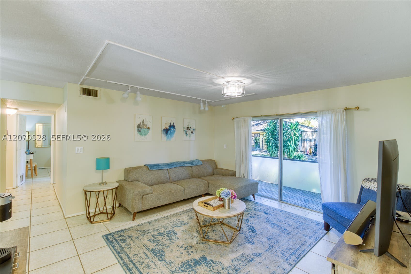 3095 N Oakland Forest Dr – photo 5