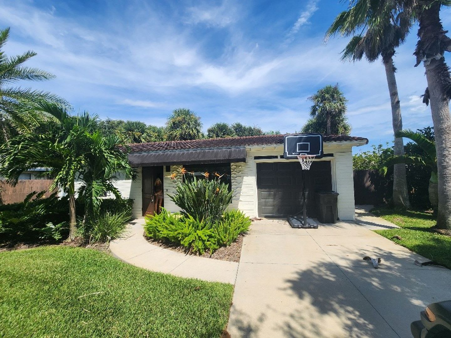 Charming 2 Bed 1 1/2 Bath Beachside Home – photo 1
