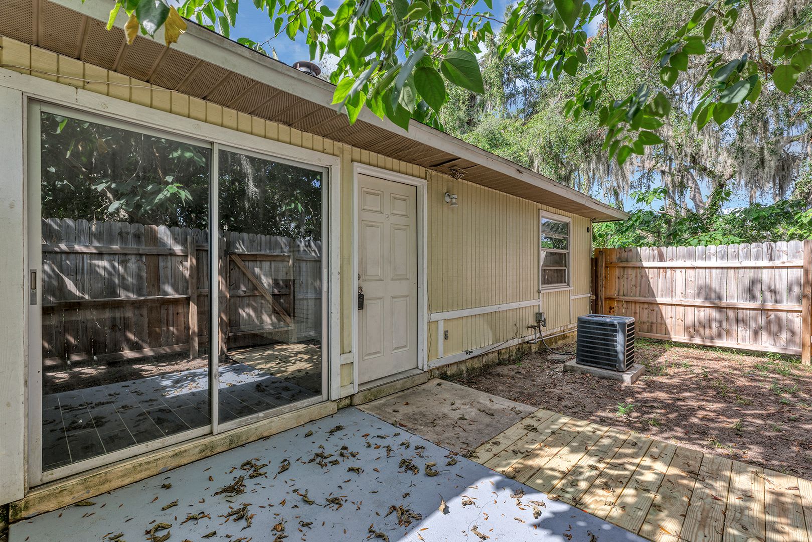 Spacious 3Br 2Ba Ocala Home With Modern Finishes Fireplace Floor To Ceiling Sliding Glass Doors Private Fenced Patio – photo 1