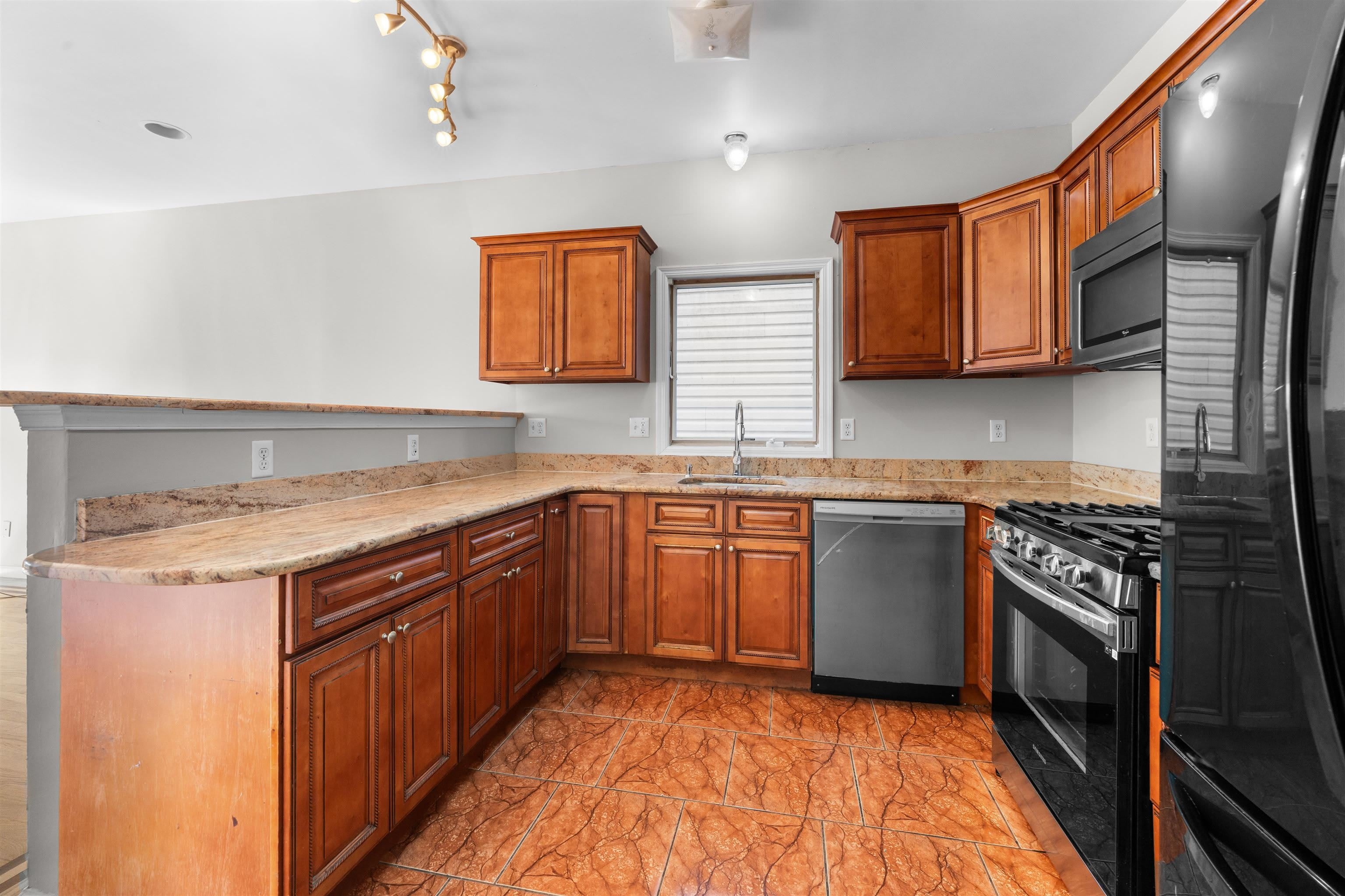 392 LIBERTY AVE – photo 4
